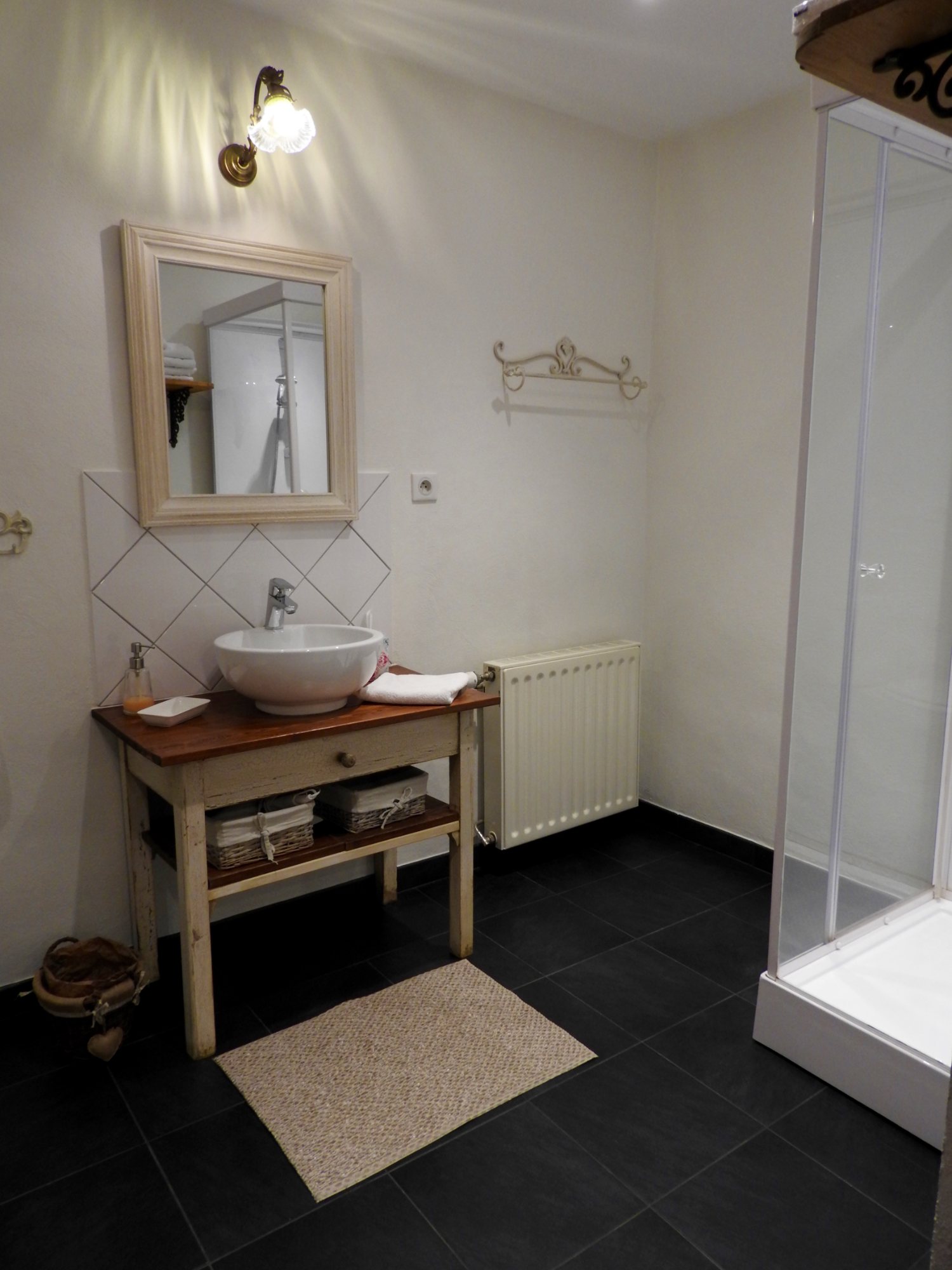 Le WC et la douche vus depuis la porte