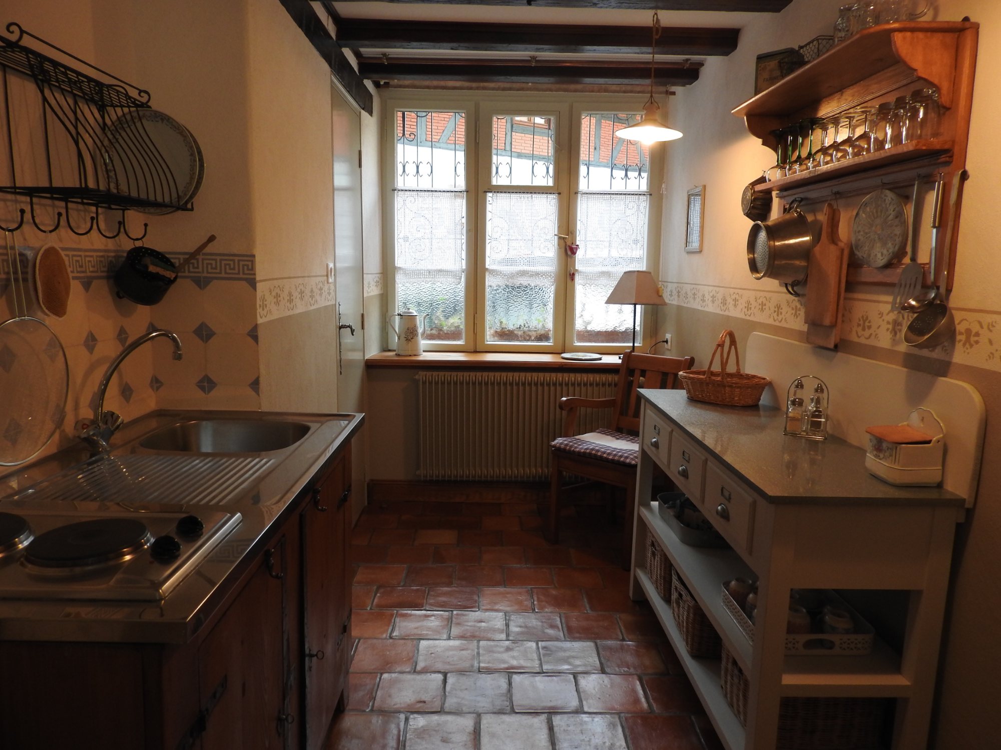 Vue d’ensemble de la cuisine et des tommettes