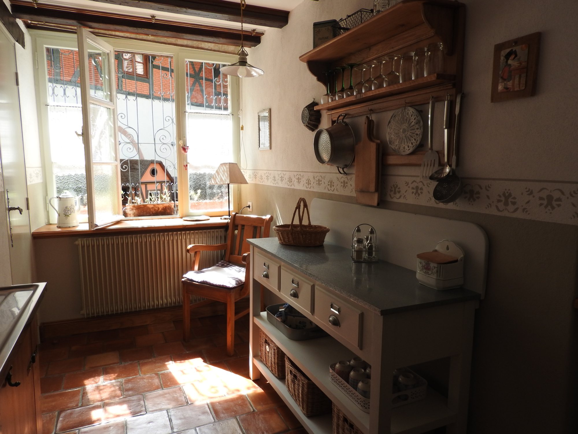 La cuisine baignée de soleil, avec son vaisselier