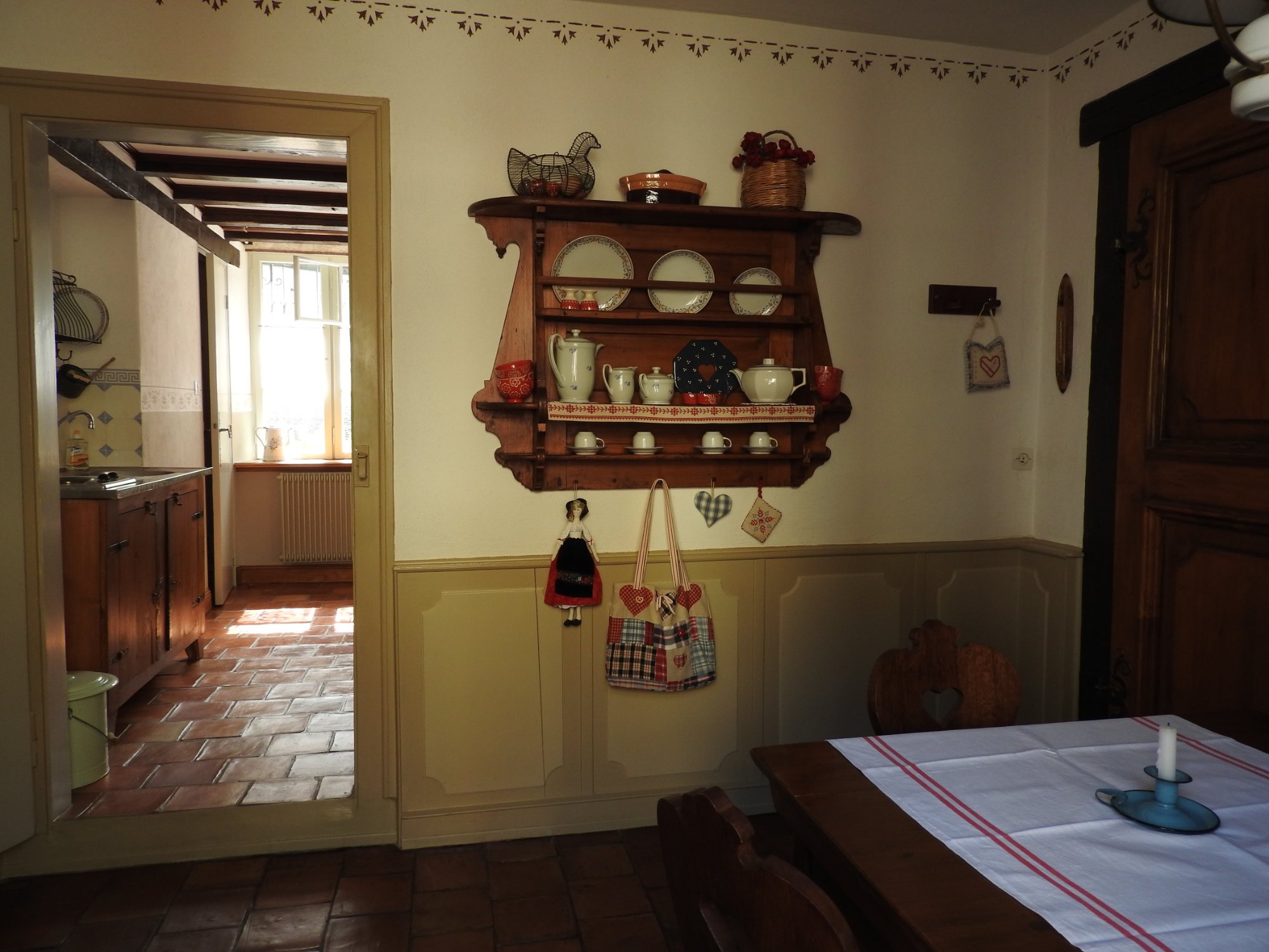 Le coin repas et sa table, vers la cuisine