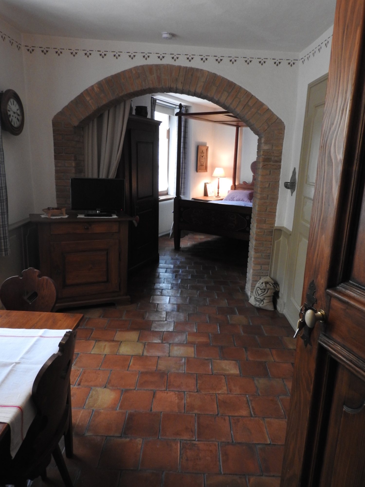 Le gîte vu depuis la porte, sous une arche