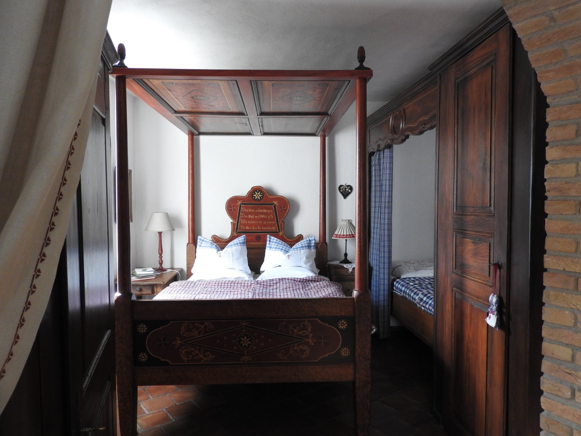 Le lit alsacien de 140 × 200, à baldaquin
