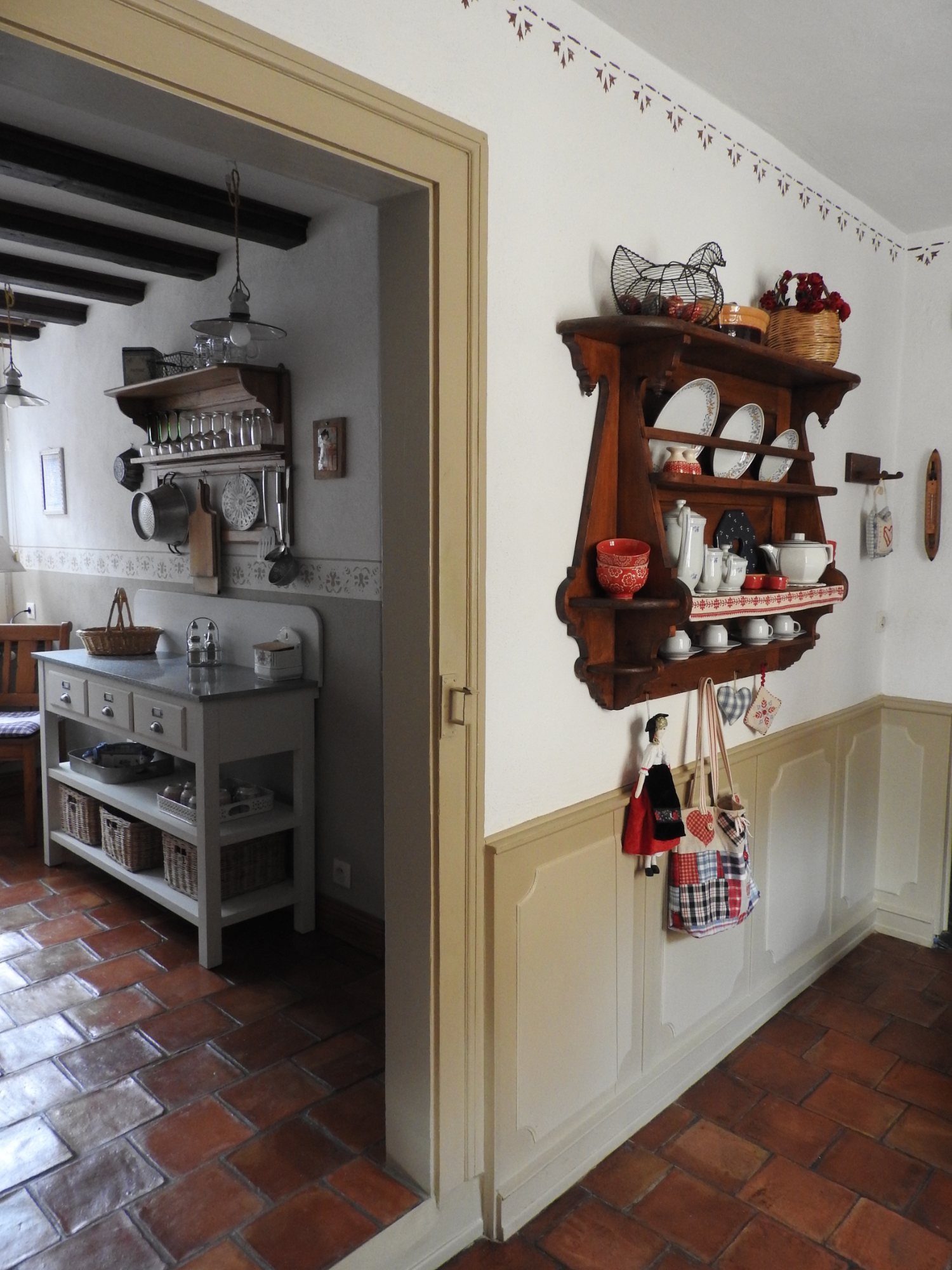 Le vaisselier peint et la porte de la cuisine