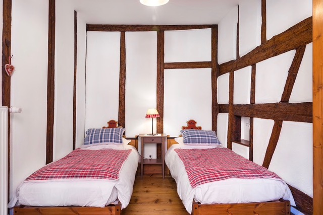 La chambre aux deux lits d’une personne
