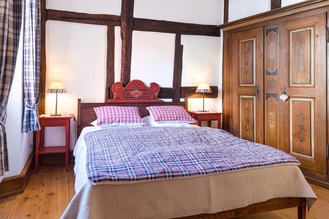 La chambre au grand lit, sous les colombages