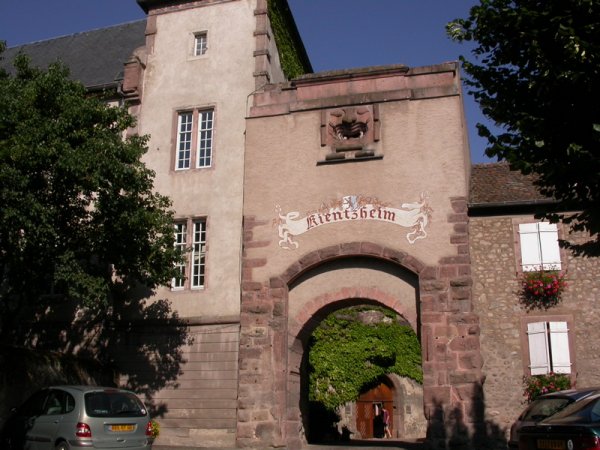 La porte fortifiée à l’entrée du village