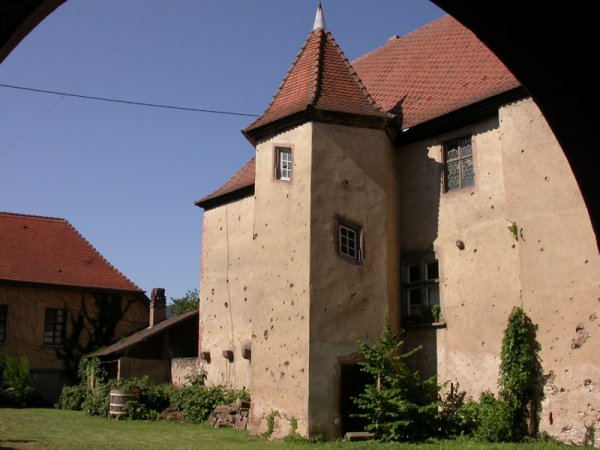 Une tour carrée du rempart, aux toits pointus