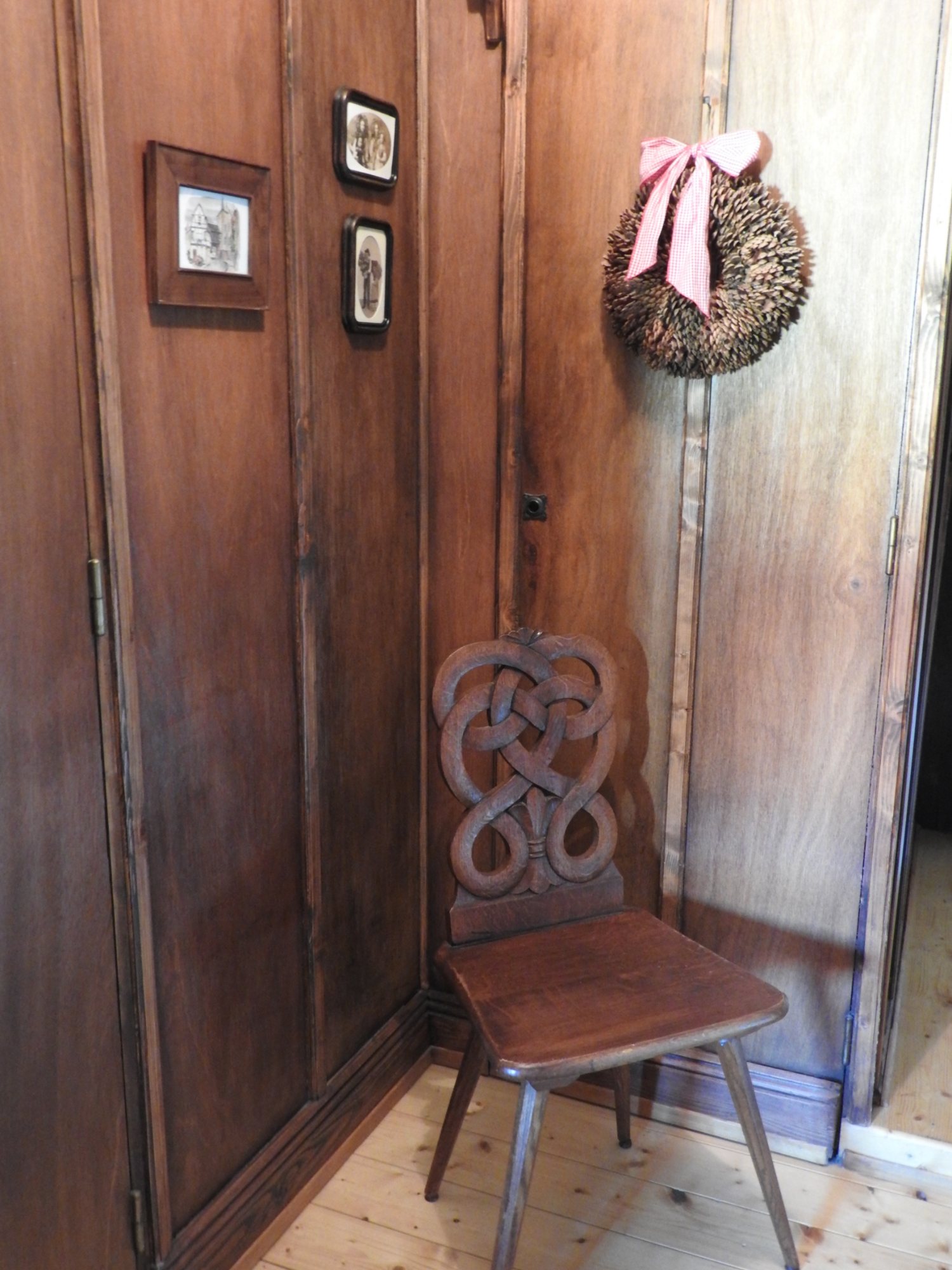 L’entrée de la chambre, porte en bois et chaise alsacienne
