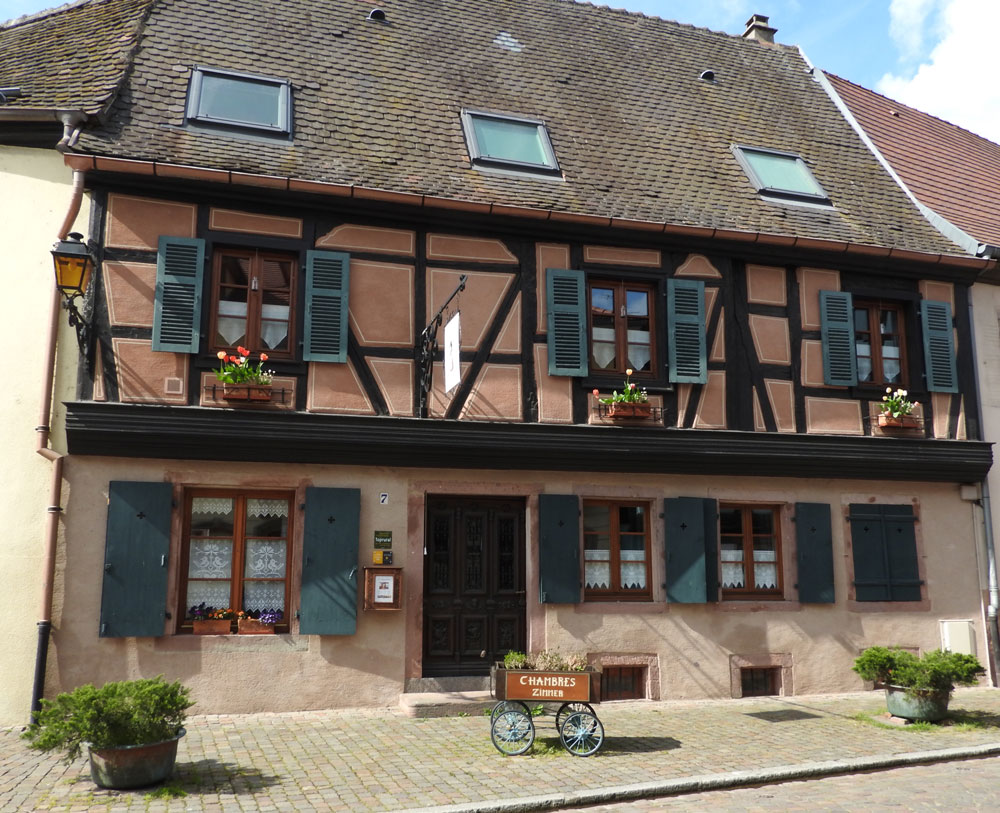La façade à colombages de la maison, au 7 Grand Rue