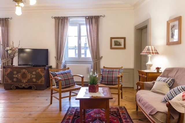 Le salon avec ses fauteuils et la télévision