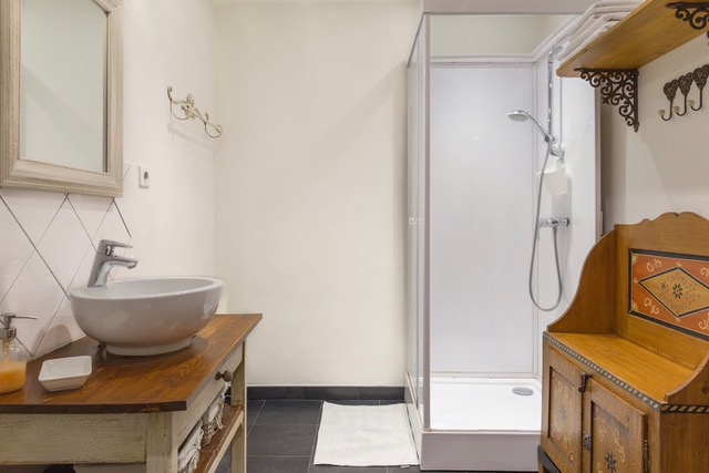 La vasque et la douche de la salle de bains