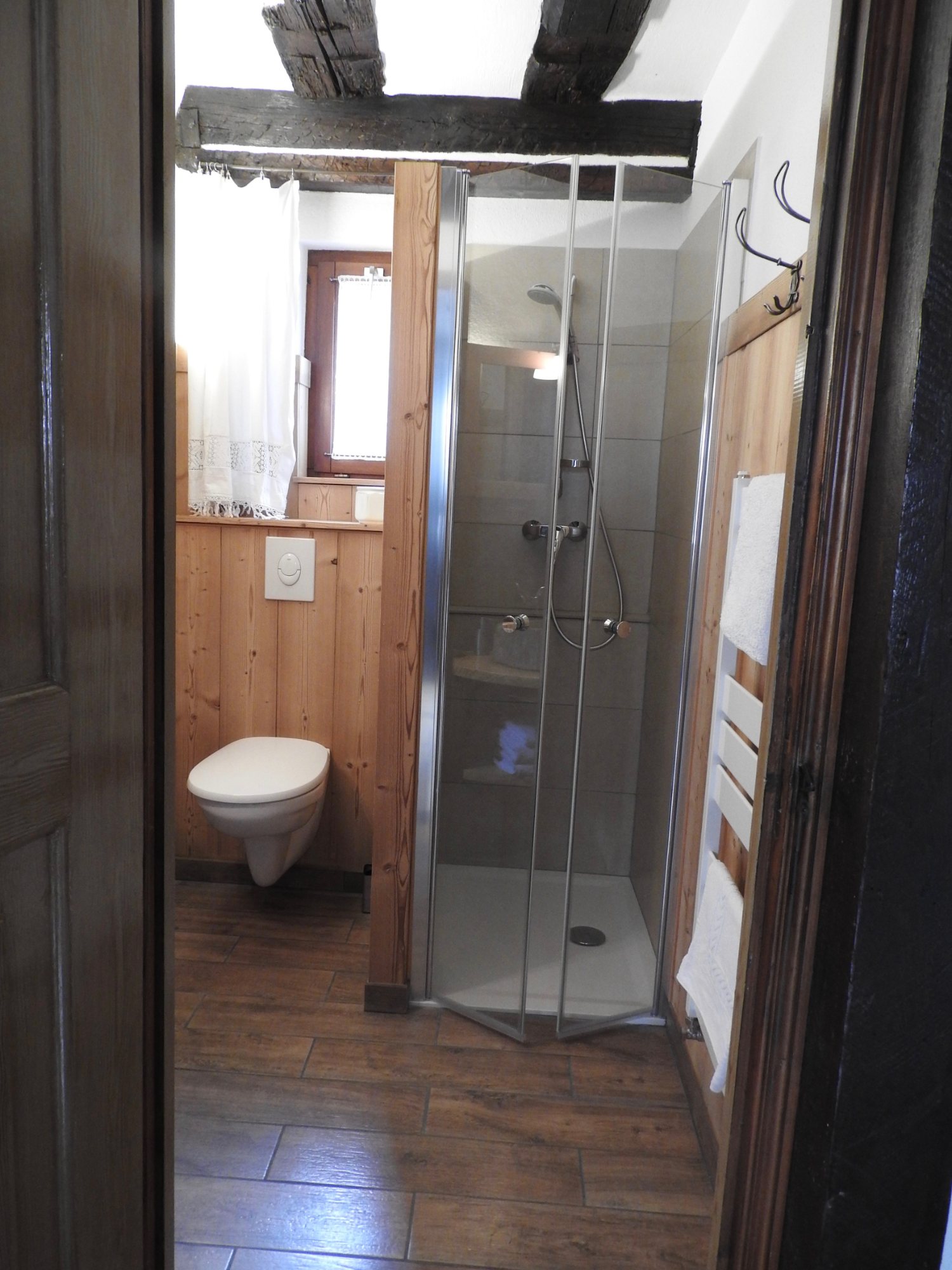 La douche et le WC de la salle d’eau
