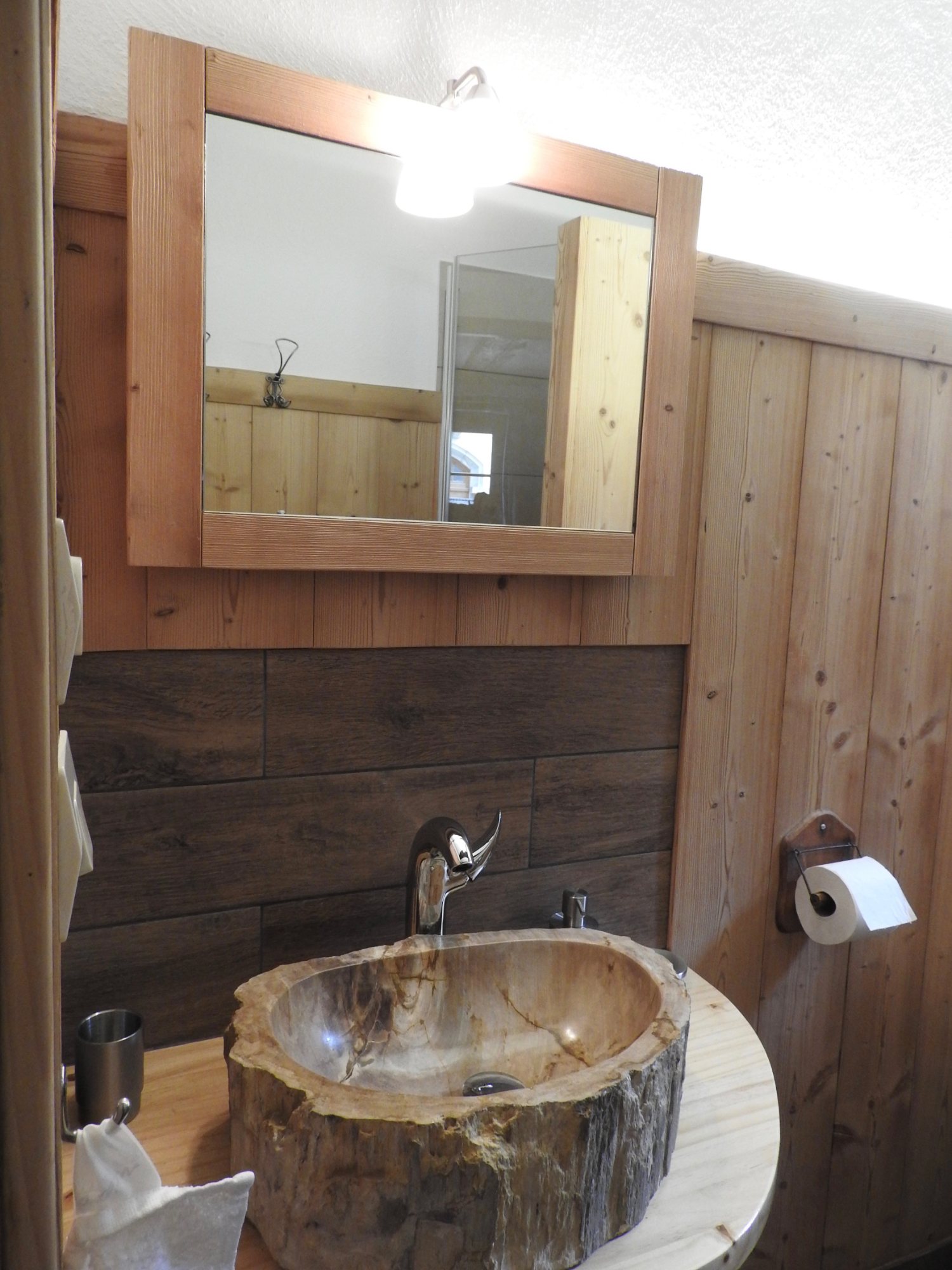 Le lavabo en bois de la salle d’eau
