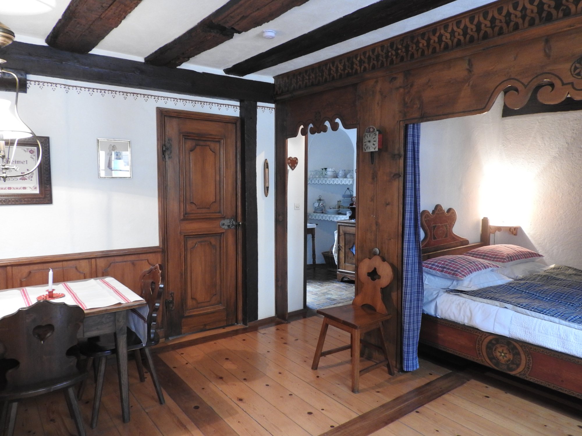 La Stub alsacienne : colombages, table et lit en alcôve