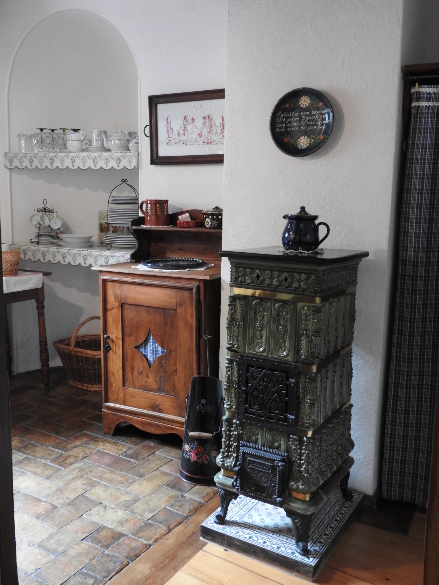 Le poêle en faïence dans le coin cuisine