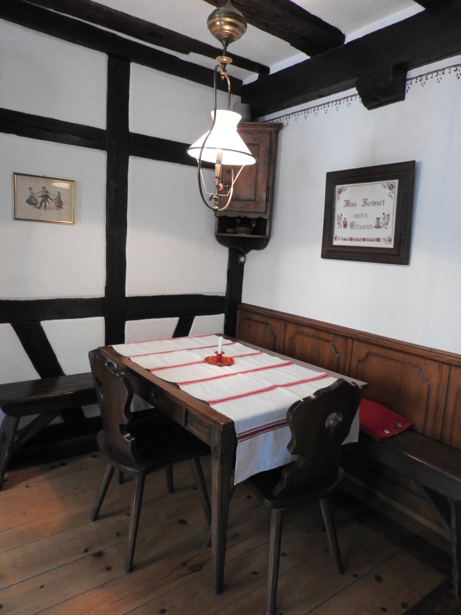 La table et le banc, sous la lampe ancienne