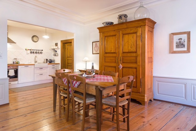 La table du coin repas et l’armoire ancienne